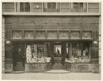 Winkelpui van Louis Verstrijden Delicatessen, PC Hooftstraat 81, Amsterdam.
<br/>
Bernard Eilers, Stadsarchief Amsterdam, 1926